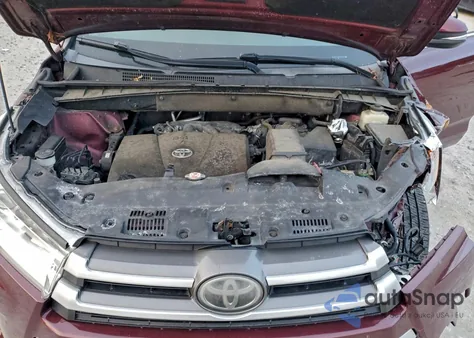 2018 Toyota Highlander Le z USA, uszkodzony, nr VIN 5TDBZRFH3JS806493